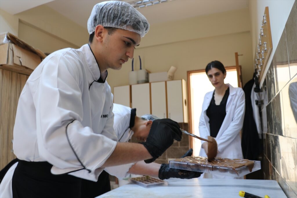 Hatay’da meslek liselilerin ürettiği çikolatalar bayramda ağızları tatlandıracak
