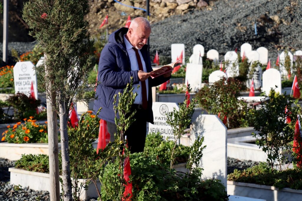 Hatay’da Ramazan Bayramı’nın ilk günü Narlıca Deprem Mezarlığı ziyaret edildi