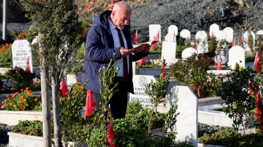 Hatay’da Ramazan Bayramı’nın ilk günü Narlıca Deprem Mezarlığı ziyaret edildi