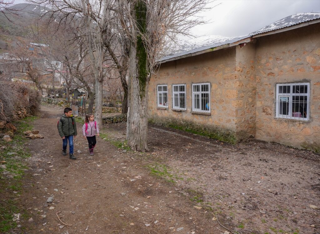 Havagül öğretmen ilk atandığı Diyarbakır’da iki öğrencisini geleceğe hazırlıyor