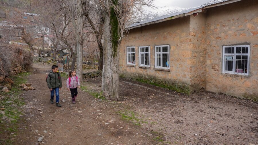 Havagül öğretmen ilk atandığı Diyarbakır’da iki öğrencisini geleceğe hazırlıyor