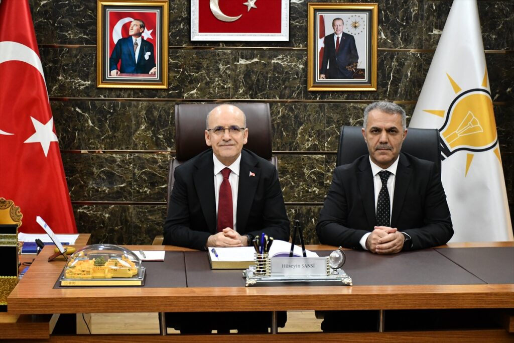 Hazine ve Maliye Bakanı Şimşek, AK Parti Batman İl Başkanlığını ziyaret etti