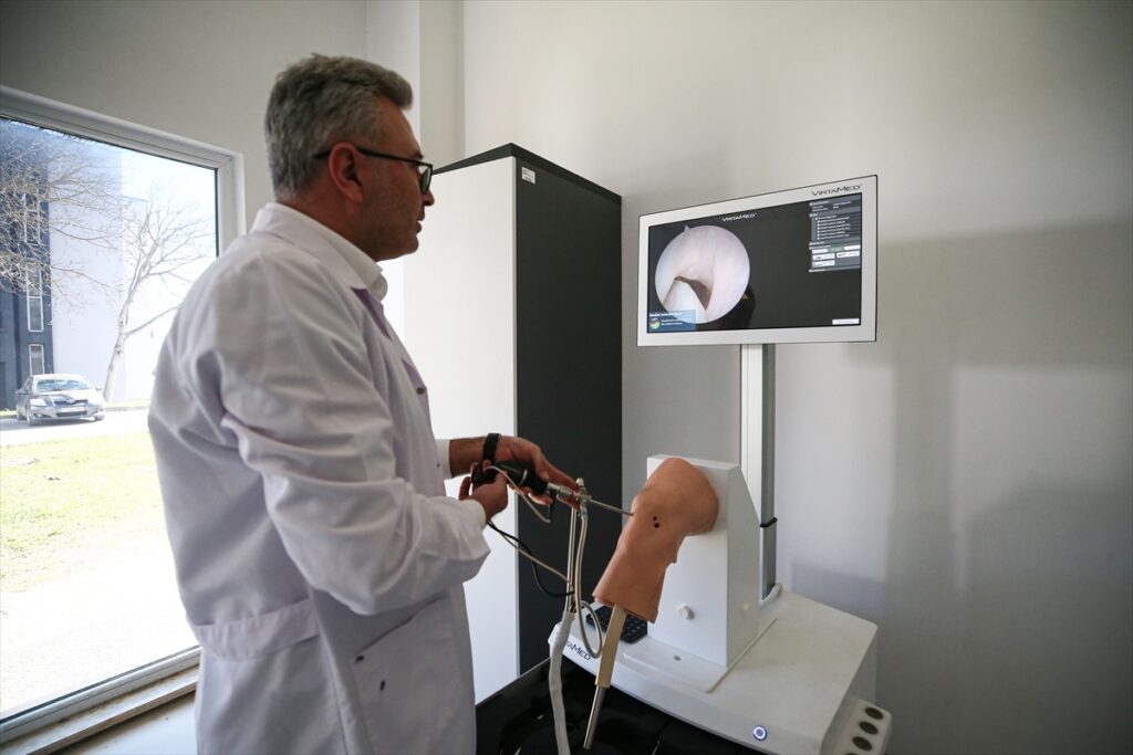 Hekim adayları ve sağlık çalışanlarına hastayla karşılaşmadan önce simülasyonla eğitim veriliyor