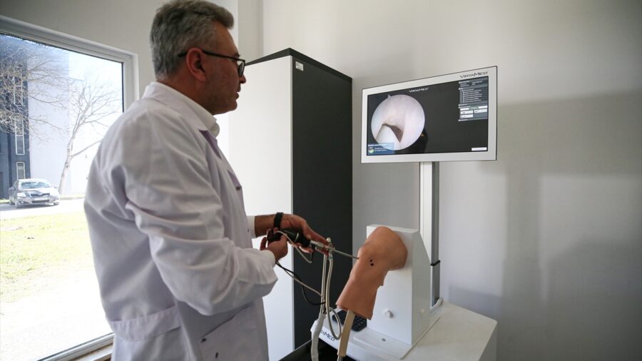 Hekim adayları ve sağlık çalışanlarına hastayla karşılaşmadan önce simülasyonla eğitim veriliyor