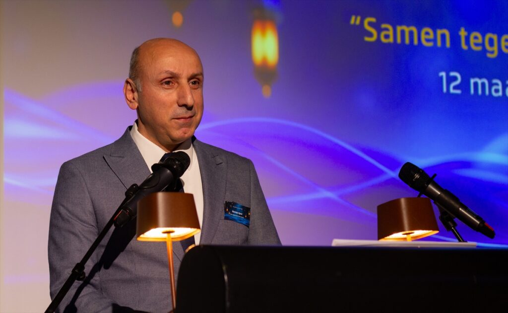 Hollanda’da “Barış Yemeği” adlı iftar programında farklı inanç temsilcileri kutuplaşmaya karşı bir araya geldi