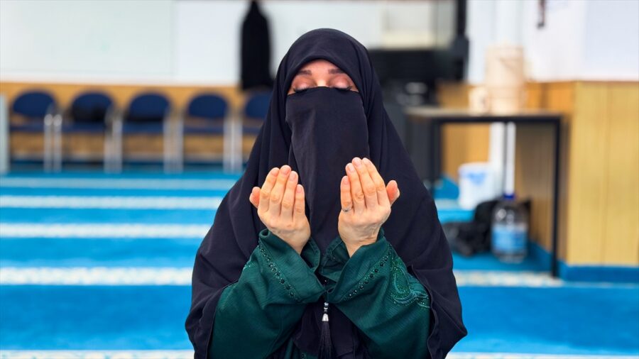 Hollandalı mühtedi Meryem, Kur’an ile hayatının değiştiğini ve şifa bulduğunu anlattı: