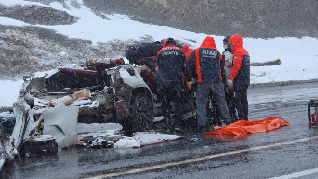 Tatvan’da Feci Kaza: 6 Aylık Bebek Kurtarılamadı