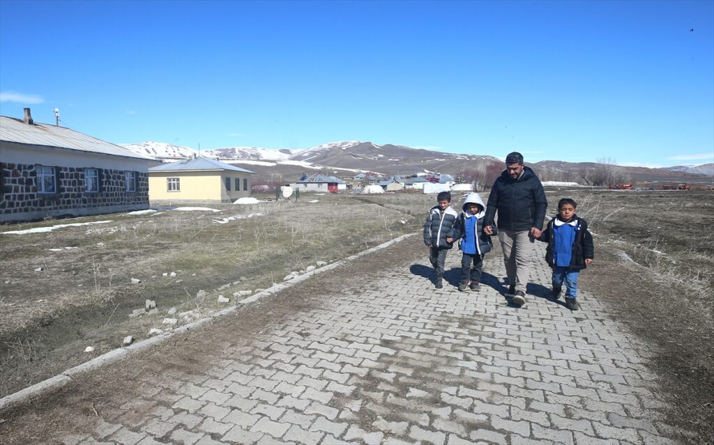 Hüseyin öğretmen, 3 öğrencisini geleceğe hazırlamak için mezranın yolunu tutuyor