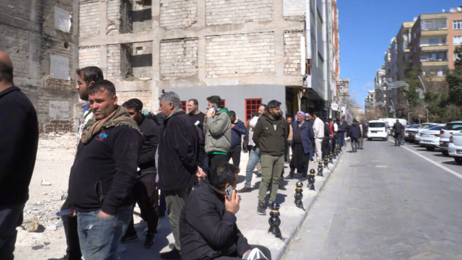 Vatandaşlar APP Plaka İçin Uzun Kuyruklar Oluşturdu