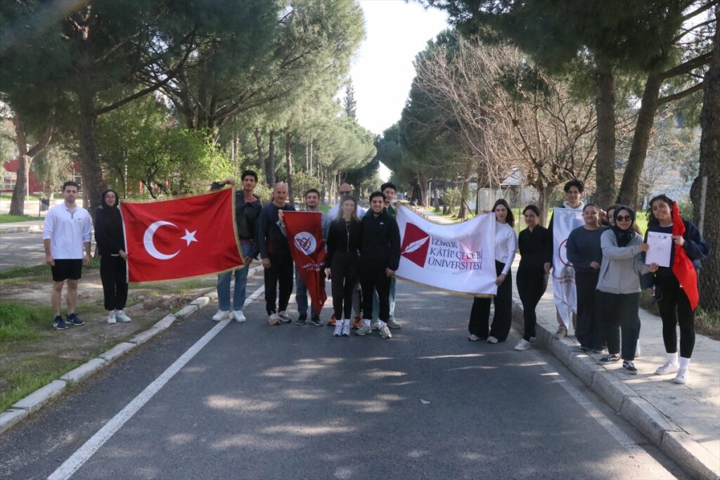 İKÇÜ’lü öğrenciler, su krizine dikkati çekmek için farkındalık koşusu düzenledi
