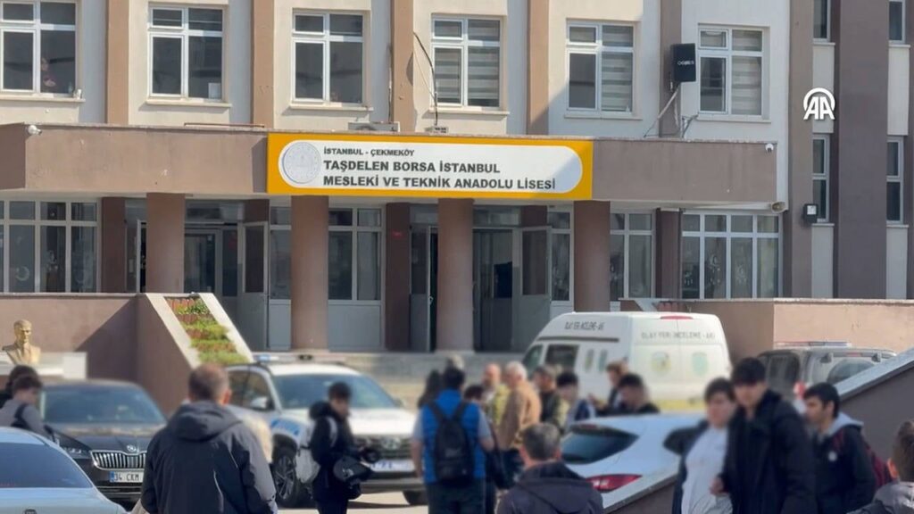 Lise öğrencisi iki öğretmenle bir öğrenciyi bıçakladı