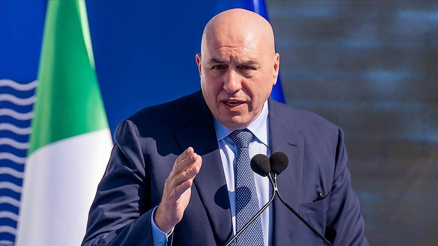 Savunma bakanı Dubai’de mahsur kaldı, dönünce ‘Üç yıldır gidiyorum, savaş çıkacağını nereden bileyim’ dedi