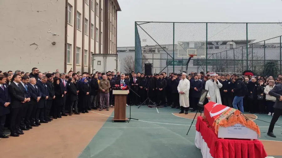 Öğrencinin öldürdüğü öğretmenin cenazesinde Milli Eğitim’e protesto