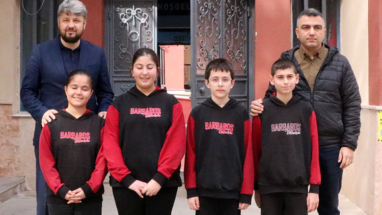 Mahallelinin 150 bin liralık borcunu öğrenciler kapattı