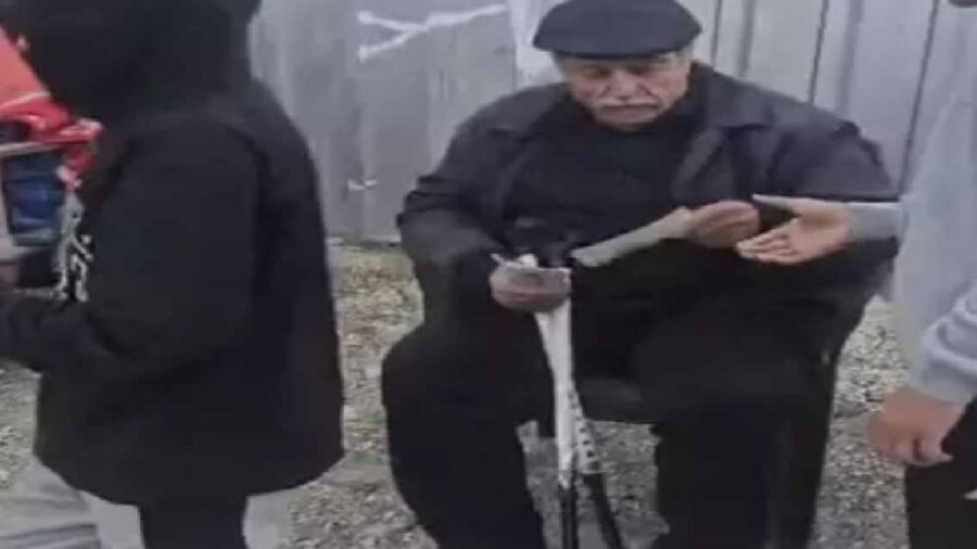 ‘Dua etsinler yeter’ dedi: Hayır için emekli maaşını dağıttı