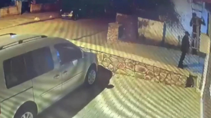 Kadıköy’de dehşet! Merdivenle eve girdiler, evdekilerin ellerini ve ayaklarını bağlayıp altınları çaldılar