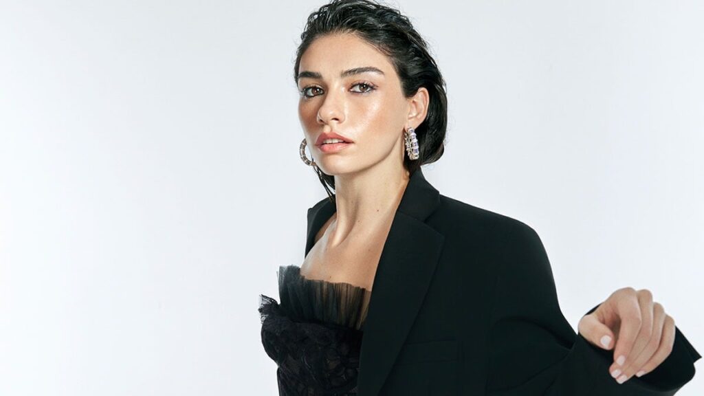 Hazar Ergüçlü ilişkisini takipten çıkarak bitirdi