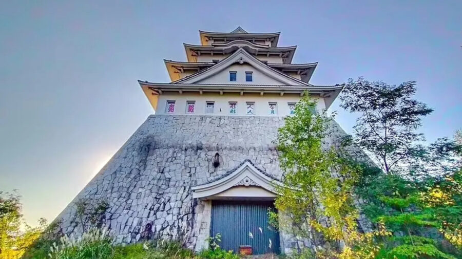 Japonya’da altı katlı kale satışta: Fiyatı İstanbul’da 1+1 daireyle yarışıyor