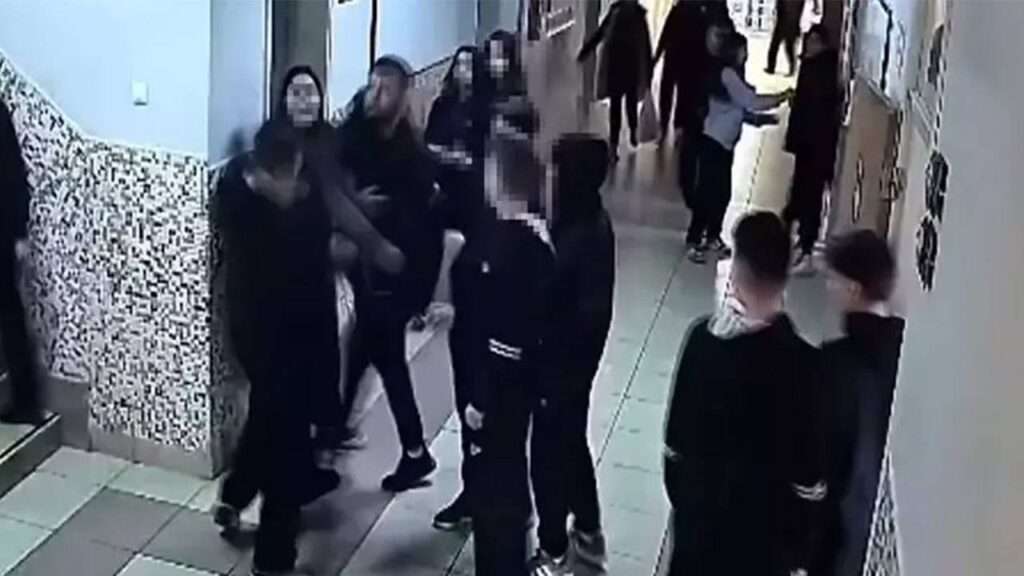 Halterci ağabey, kız kardeşine zorbalık yapanları dövmeye kalkıştı