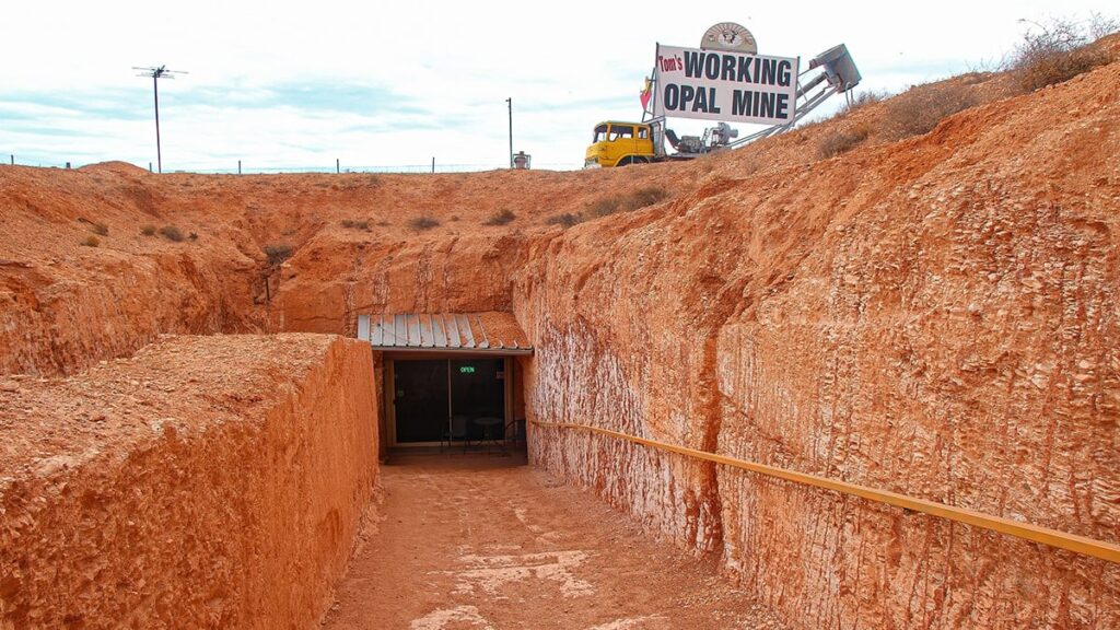 Bu kasabada herkes yeraltında: Evi kazarken milyoner oluyorlar