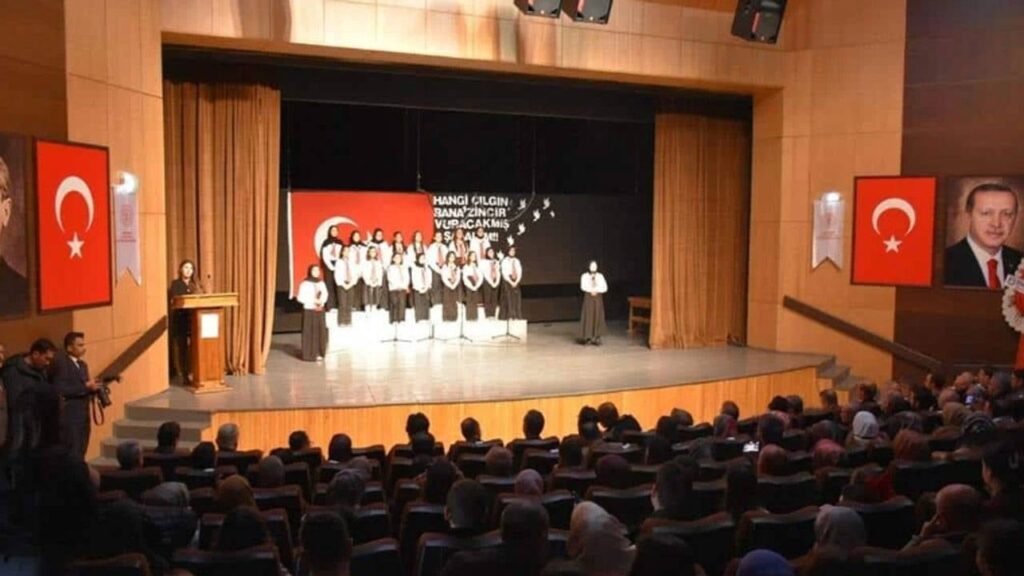 Tuhaf merak: İstiklal Marşı’nı Arapça okuttular