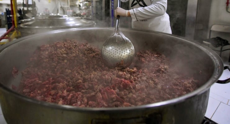 ‘Çocuklar binsin’ diye verilen yarış atından kavurma yaptılar