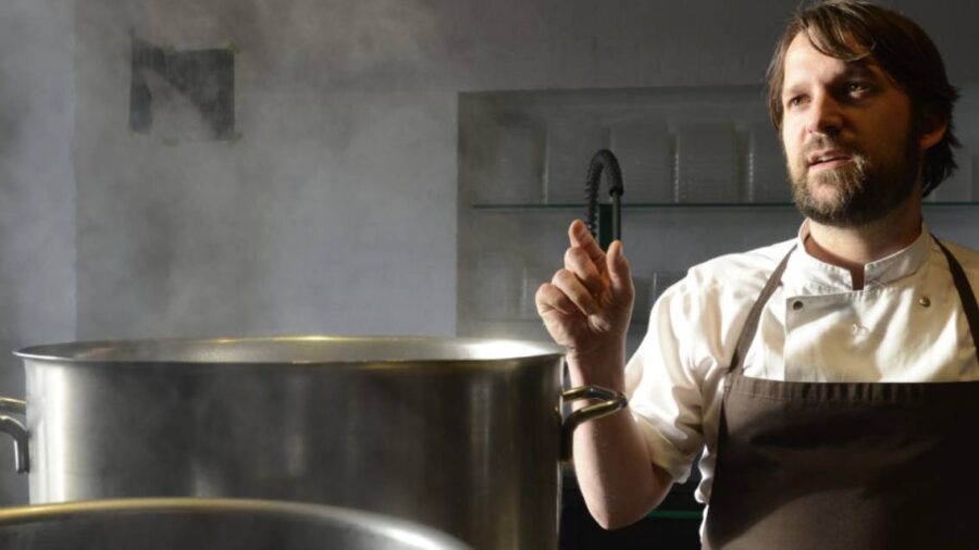 Dünyanın en iyi restoranında şiddet ve istismar: Efsane şef ağlayarak özür diledi ve istifa etti