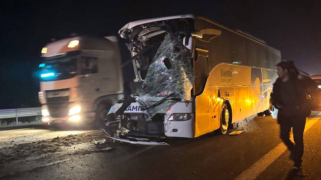 Otobüsle çekici çarpıştı: Bir kişi öldü, 15 kişi yaralandı