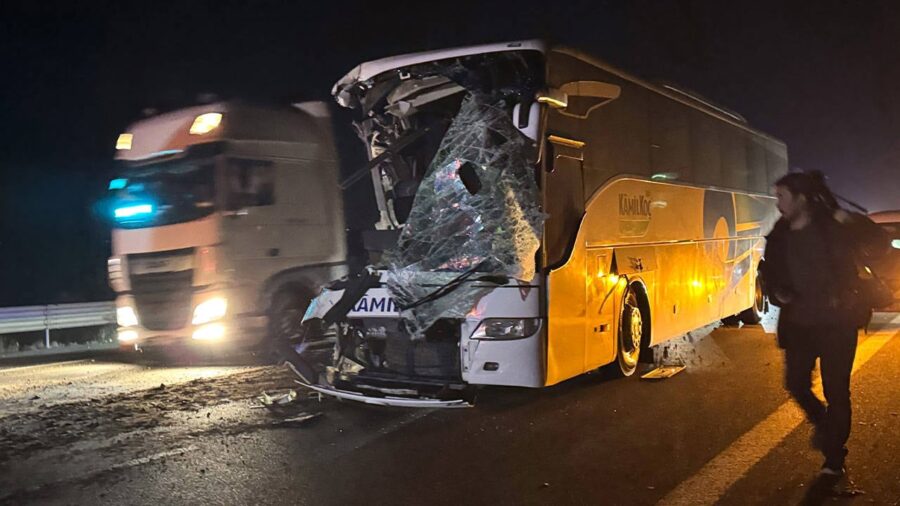 Otobüsle çekici çarpıştı: Bir kişi öldü, 15 kişi yaralandı