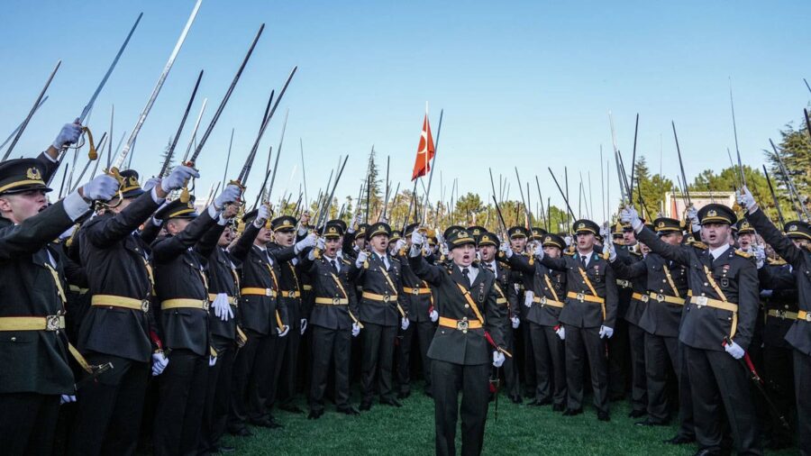 Kılıçlı yemin nedeniyle atılan teğmen görevine döndü
