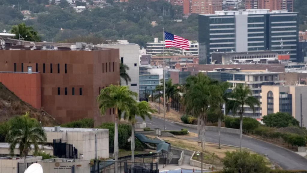 Venezuela’da yedi yıl sonra ABD bayrağı