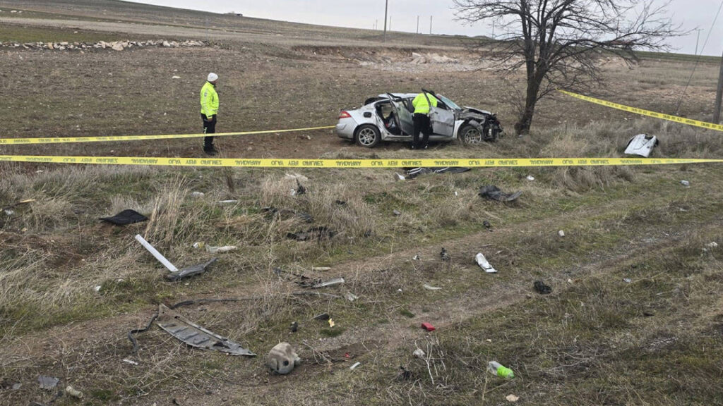 Otomobil şarampole devrildi: Anneyle baba öldü, dört çocuk yaralandı
