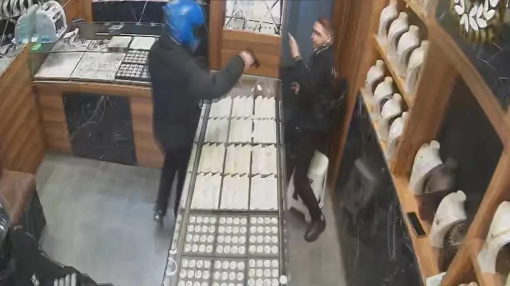 Kuyumcuyu dövdüler ama soyamayıp kaçtılar