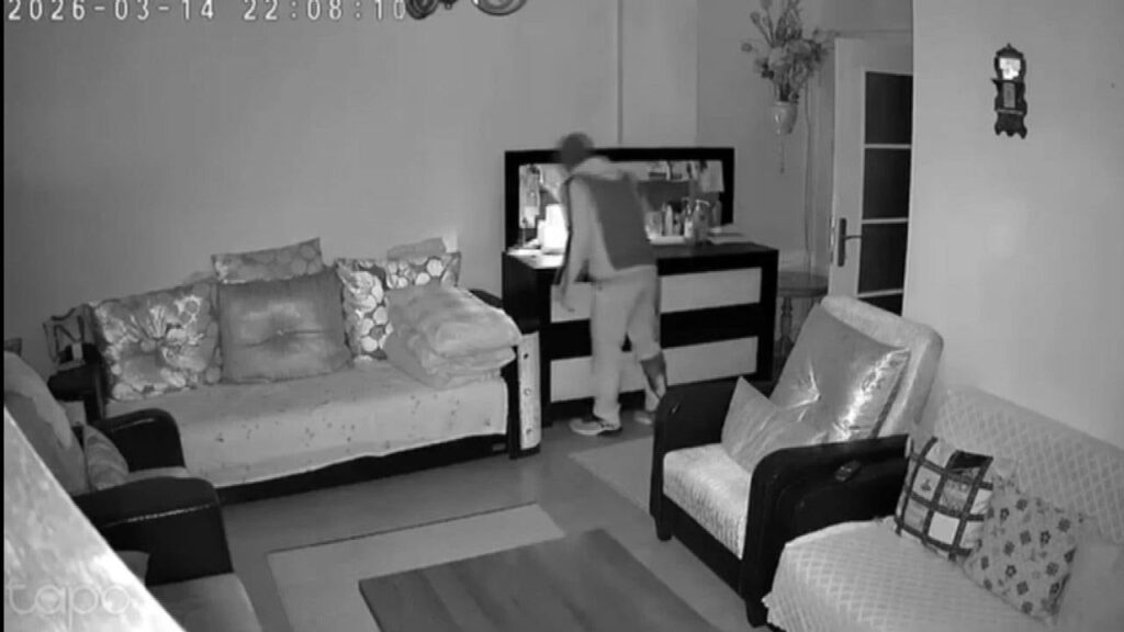 Evi soymaya geldi, kameradan gelen sesle kaçıp gitti