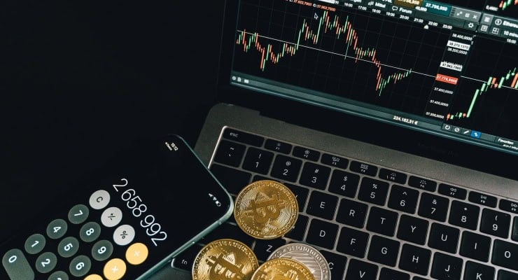 Eşinin şifresini öğrenmek için eve kamera kurdurmuş