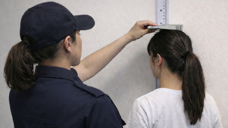 Boyunun yanlış ölçüldüğünü ispatladı, artık polis olabilecek