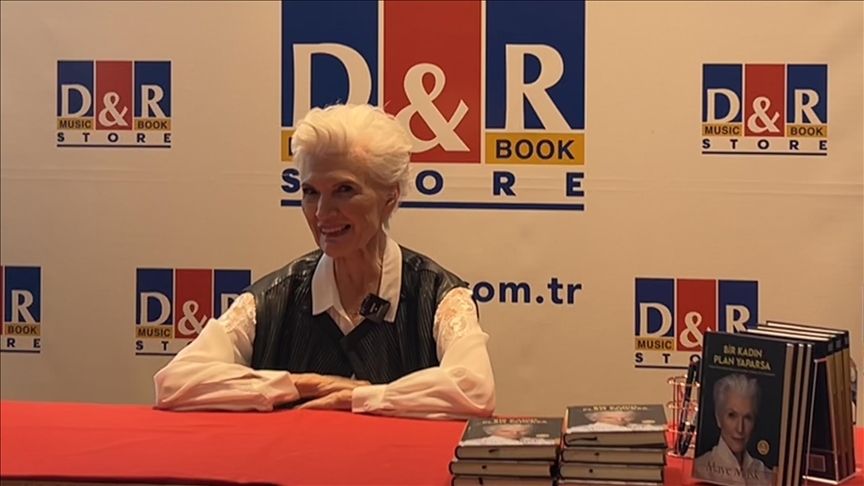 Elon Musk’un annesi Dr. Maye Musk, İstanbul’da kitap imzaladı