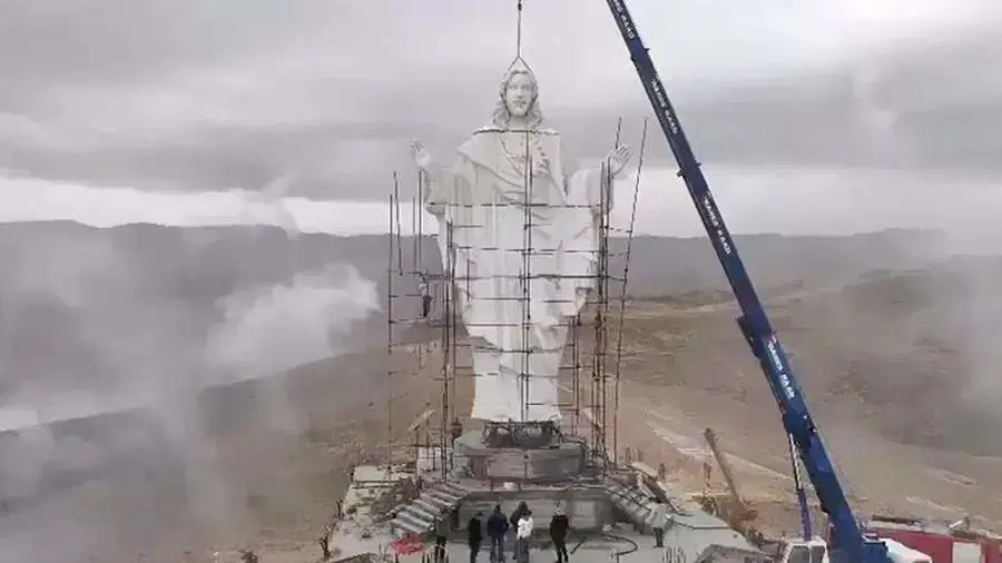 Lübnan-Suriye sınırına Hz. İsa heykeli dikildi