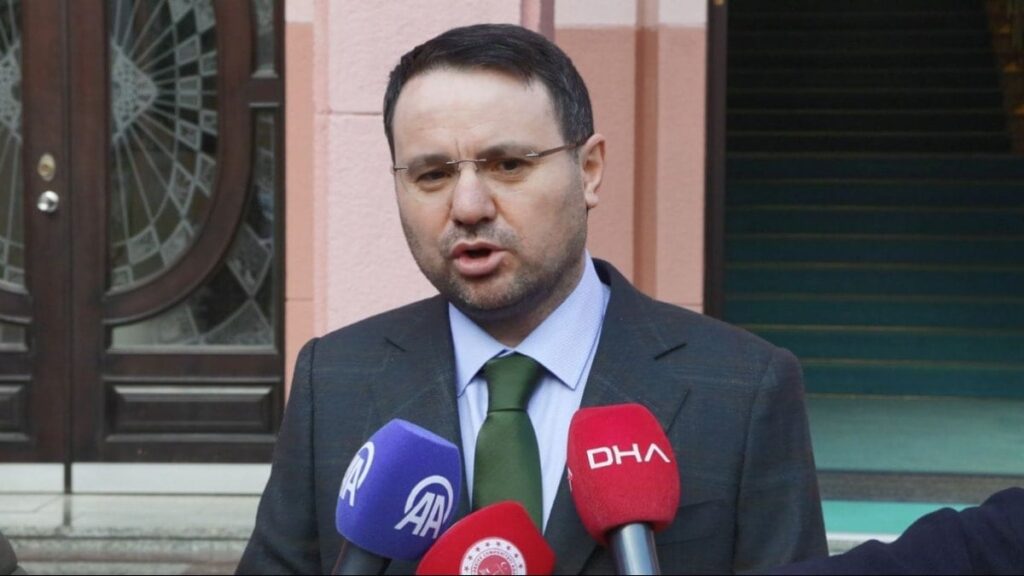 Akın Gürlek dizi oyunculuğu yapmış