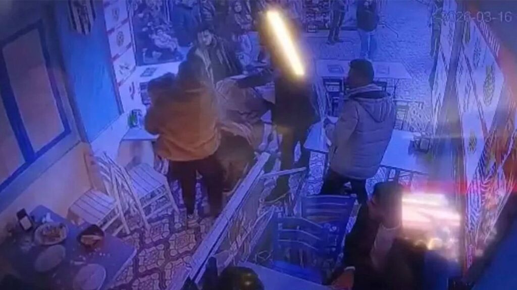 Balıkçının tavanı ailenin üstüne çöktü