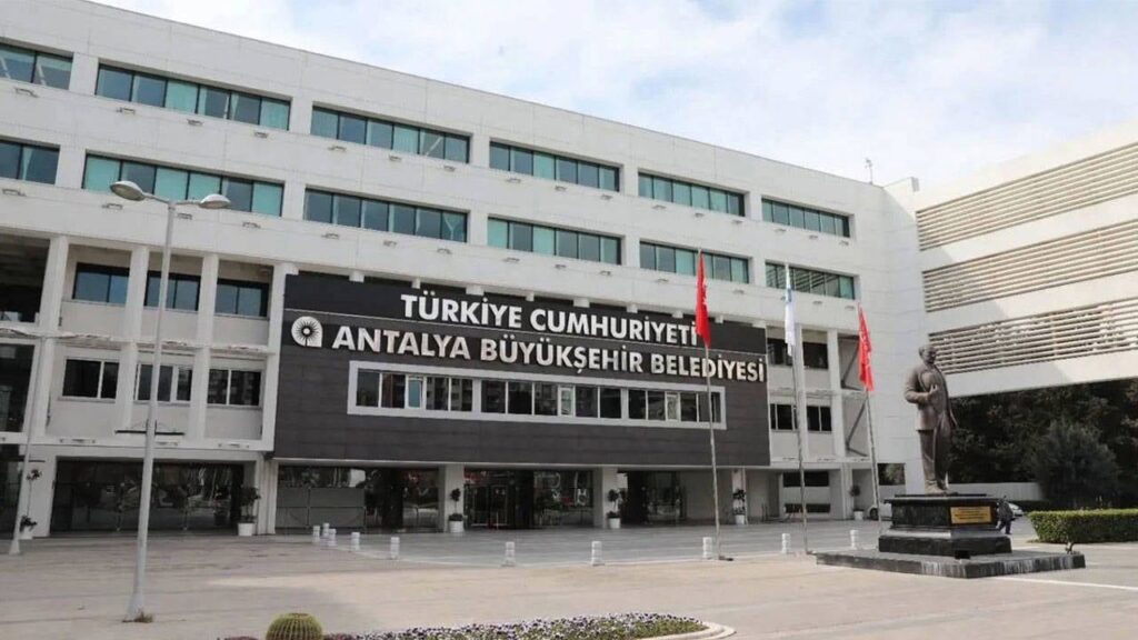Antalya Büyükşehir Belediyesi davası: Üç kişi için yeniden yakalama kararı