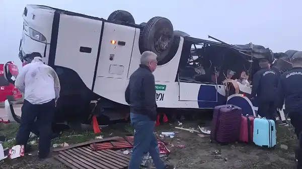 Bayram sabahı korkunç kaza: Yolcu otobüsü devrildi, iki kişi hayatını kaybetti