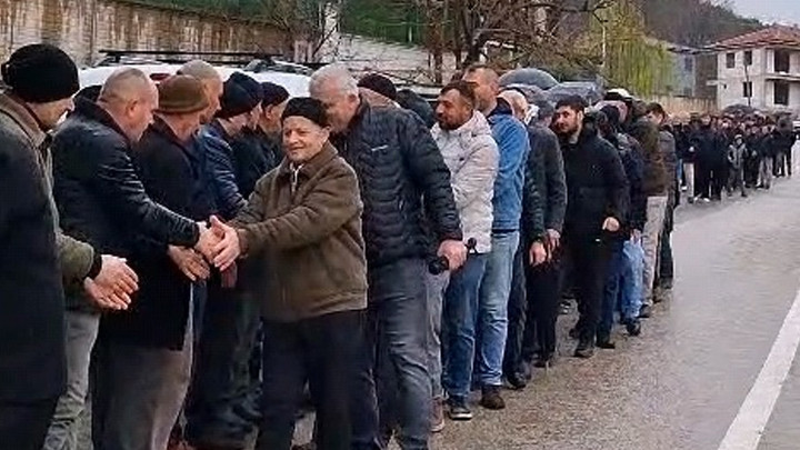 Bayramlaşmak için bir kilometre kuyrukta bekliyorlar: 60 yıldır böyle…