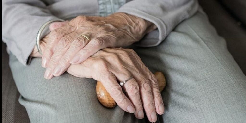 1,8 milyon yaşlı yapayalnız yaşıyor: Dörtte üçü kadın