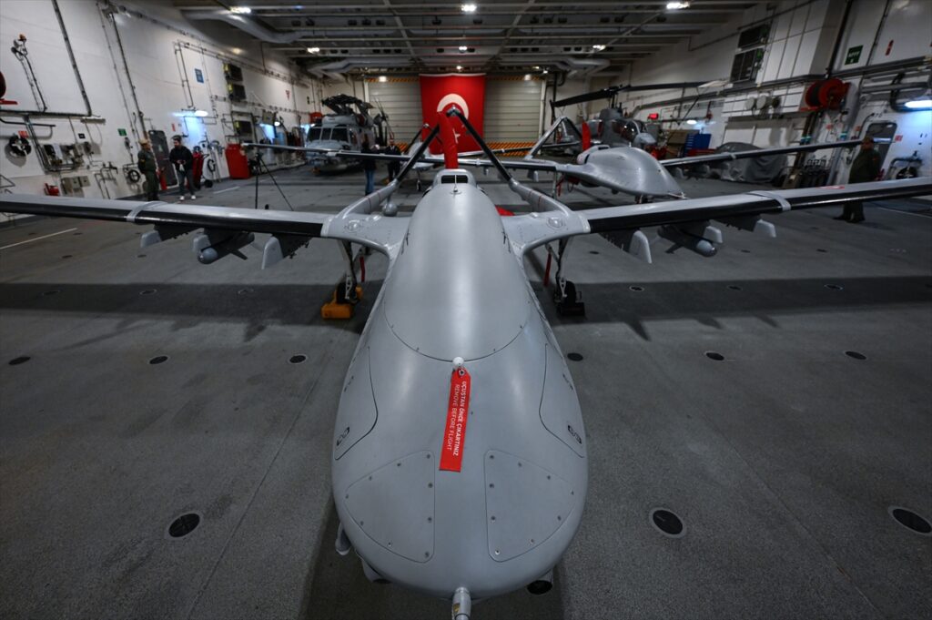 İngiltere’nin Southampton Limanı’na demirleyen TCG Anadolu gemisinde, Türk savunma sanayisi tanıtıldı