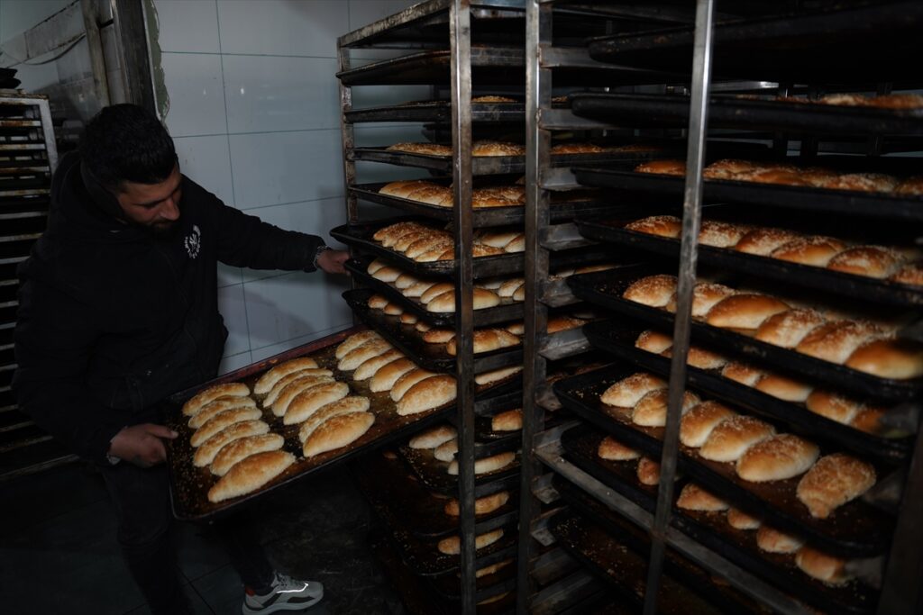 Irak’ın Süleymaniye kentinde iki cami, her gün bin yolcuya iftariyelik ikramında bulunuyor