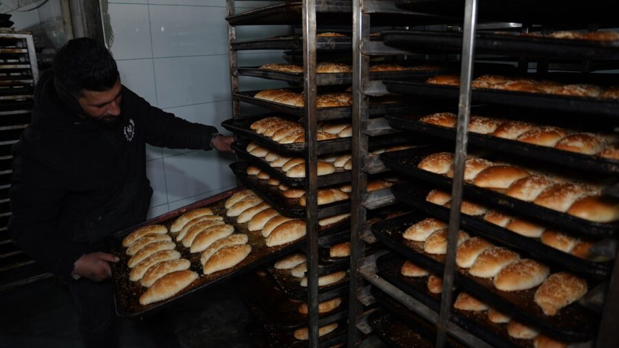 Irak’ın Süleymaniye kentinde iki cami, her gün bin yolcuya iftariyelik ikramında bulunuyor