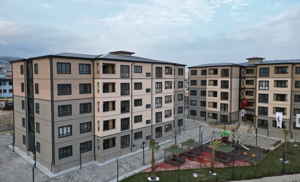 İş Bankası deprem bölgesindeki çalışanları için Adıyaman lojmanlarını tamamlayarak teslim etti