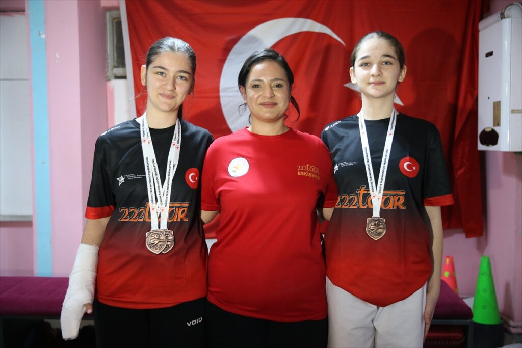 İşitme engelli kardeşlerin hedefi tekvandoda milli formayı giymek