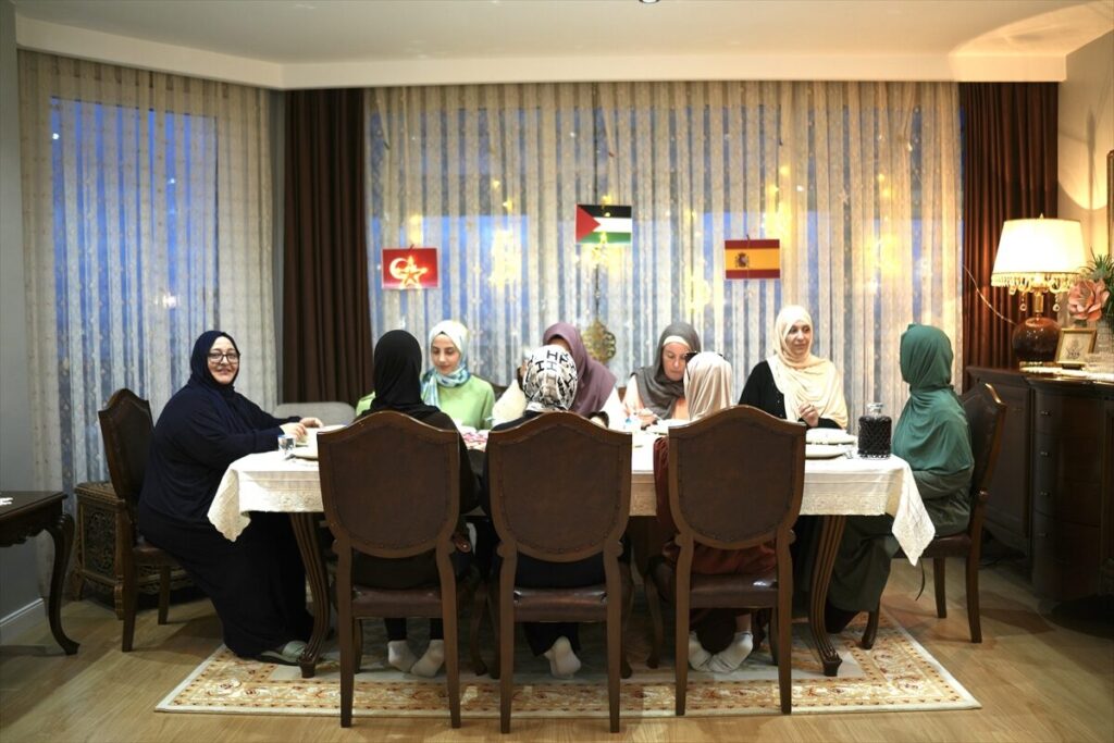 İspanyol ve Güney Amerikalı Müslüman kadınlar Türk ailenin iftar sofrasında buluştu